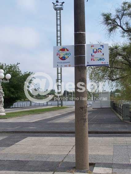 Los carteles fueron colocados en la plazas “Francisco Acuña de Figueroa”, “Pedro Pasheff” y en la acera del muelle de los “Treinta y Tres Orientales”.